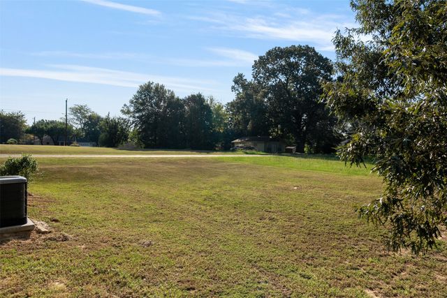 128 Crestwood Drive, Mabank, TX 75156