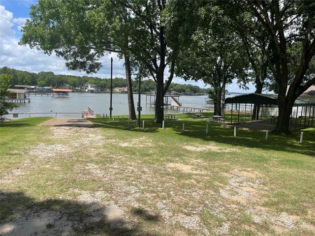 128 Crestwood Drive, Mabank, TX 75156