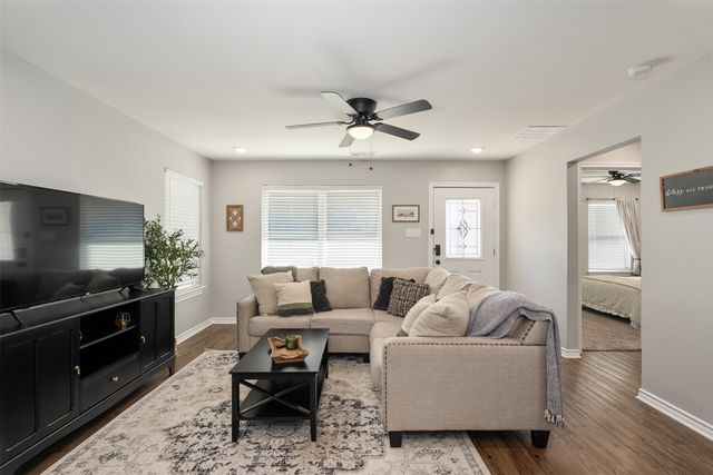 128 Crestwood Drive, Mabank, TX 75156