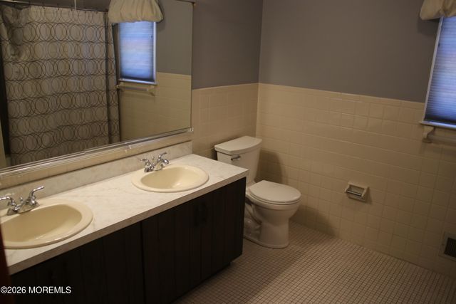 4 Vista Drive, Morganville, NJ 07751