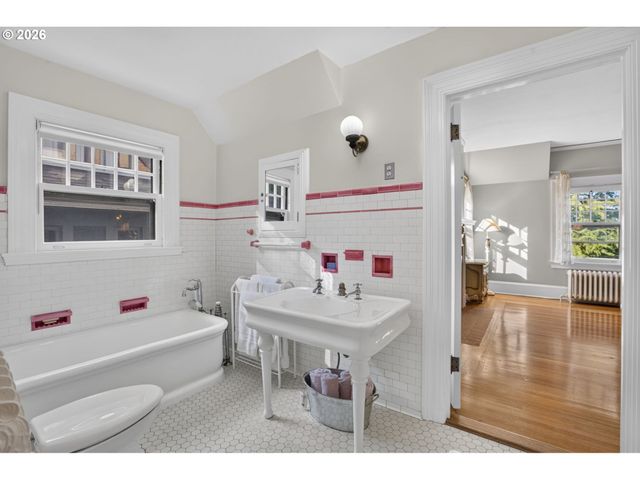2658 Nw CORNELL Rd, Portland, OR 97210