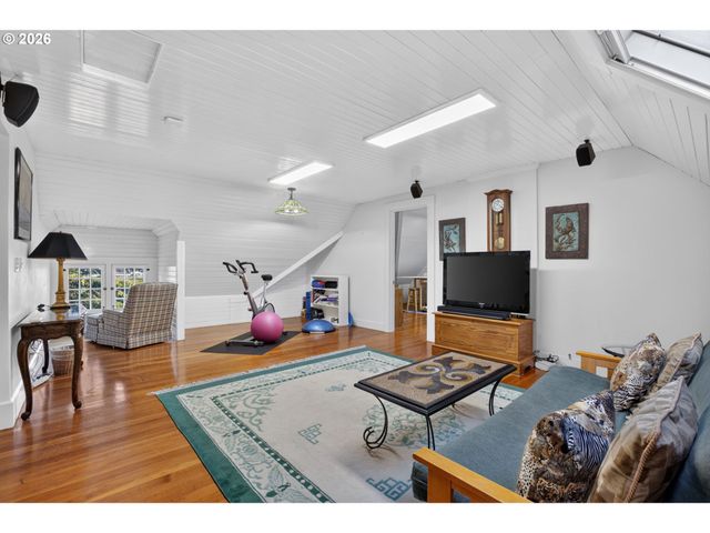 2658 Nw CORNELL Rd, Portland, OR 97210
