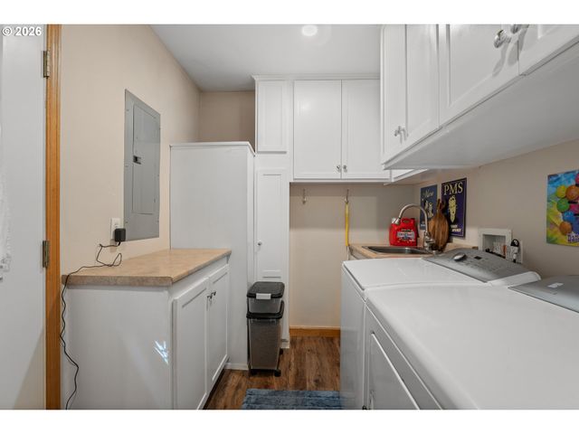 357 EL CONEJO Dr, Grants Pass, OR 97526