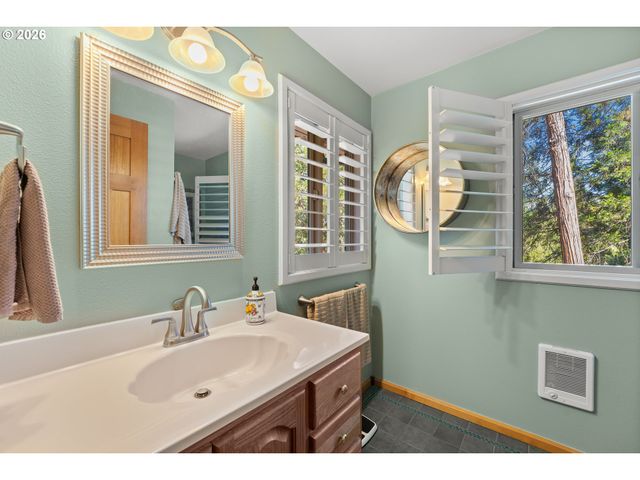 357 EL CONEJO Dr, Grants Pass, OR 97526