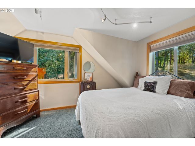 357 EL CONEJO Dr, Grants Pass, OR 97526