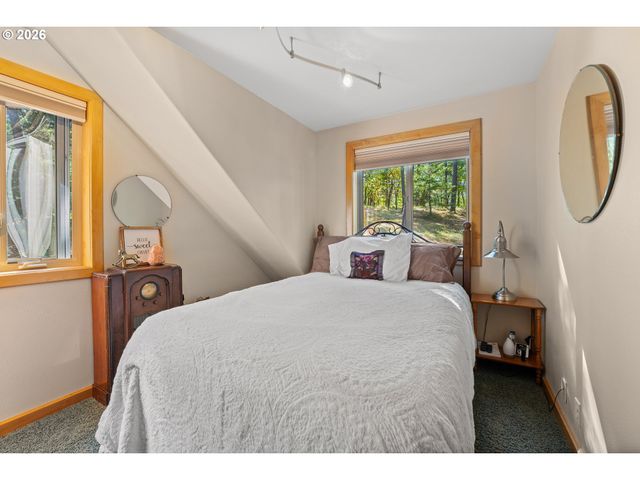 357 EL CONEJO Dr, Grants Pass, OR 97526