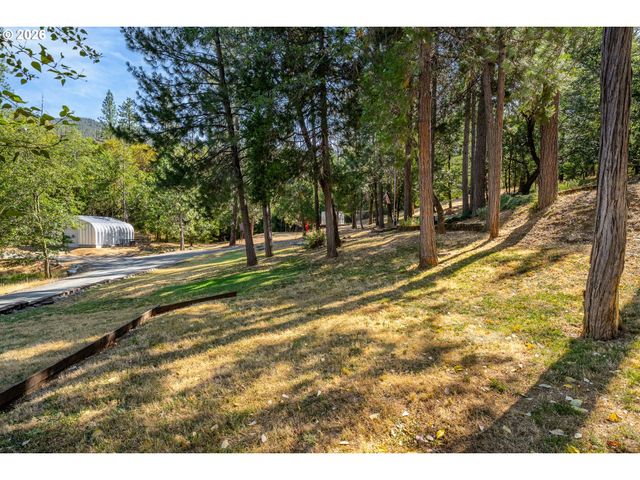 357 EL CONEJO Dr, Grants Pass, OR 97526