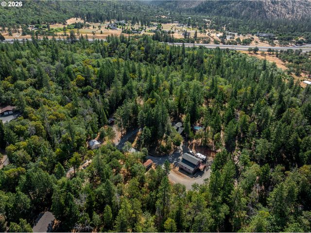357 EL CONEJO Dr, Grants Pass, OR 97526