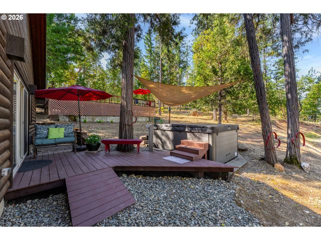 357 EL CONEJO Dr, Grants Pass, OR 97526