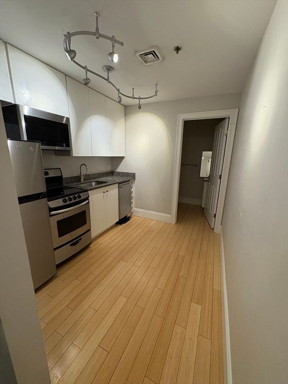 188 Cabot St 206, Beverly, MA 01915