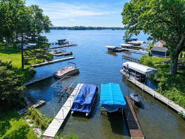 29205 White Oak LANE, Waterford, WI 53185