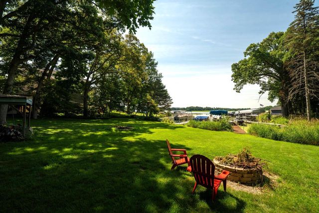 29205 White Oak LANE, Waterford, WI 53185