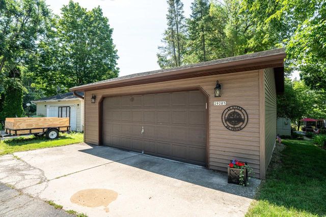 29205 White Oak LANE, Waterford, WI 53185