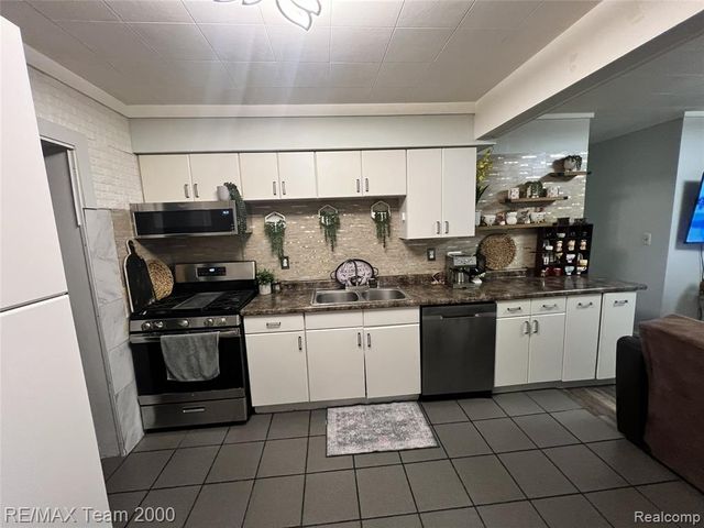 1125 Hartland Drive, Troy, MI 48083