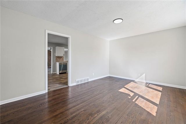 6810 Fairlane Drive, Kansas City, MO 64134