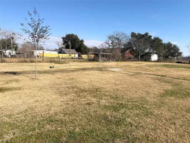 310 Beaks Avenue, Eagle Lake, TX 77434