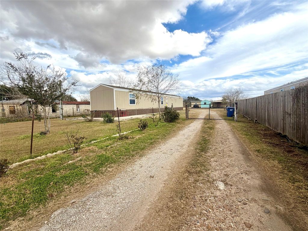 310 Beaks Avenue, Eagle Lake, TX 77434