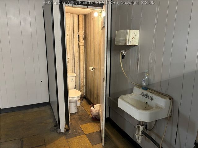 4933 MacCorkle Avenue, South Charleston, WV 25303