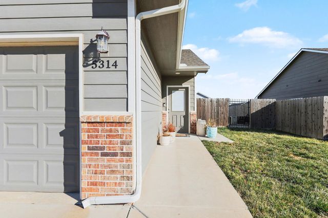 5314 N Cypress St, Bel Aire, KS 67226