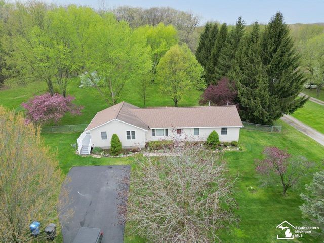 2760 Spring Hill Drive, Howell, MI 48843