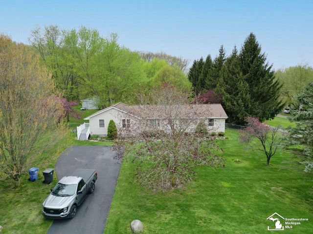 2760 Spring Hill Drive, Howell, MI 48843