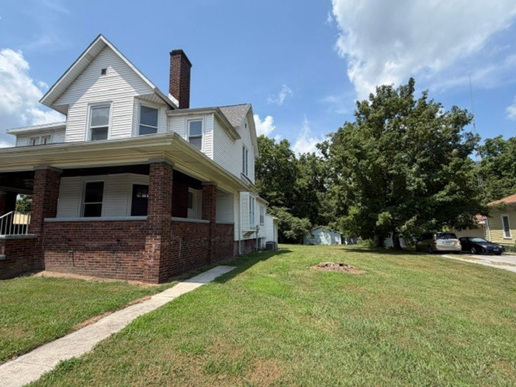 Image 2 of property listing at 716 North Street, Mt Vernon, IL 62864