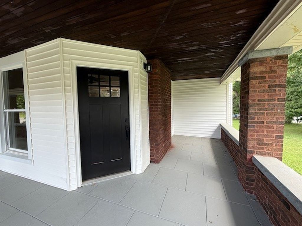 Image 12 of property listing at 716 North Street, Mt Vernon, IL 62864