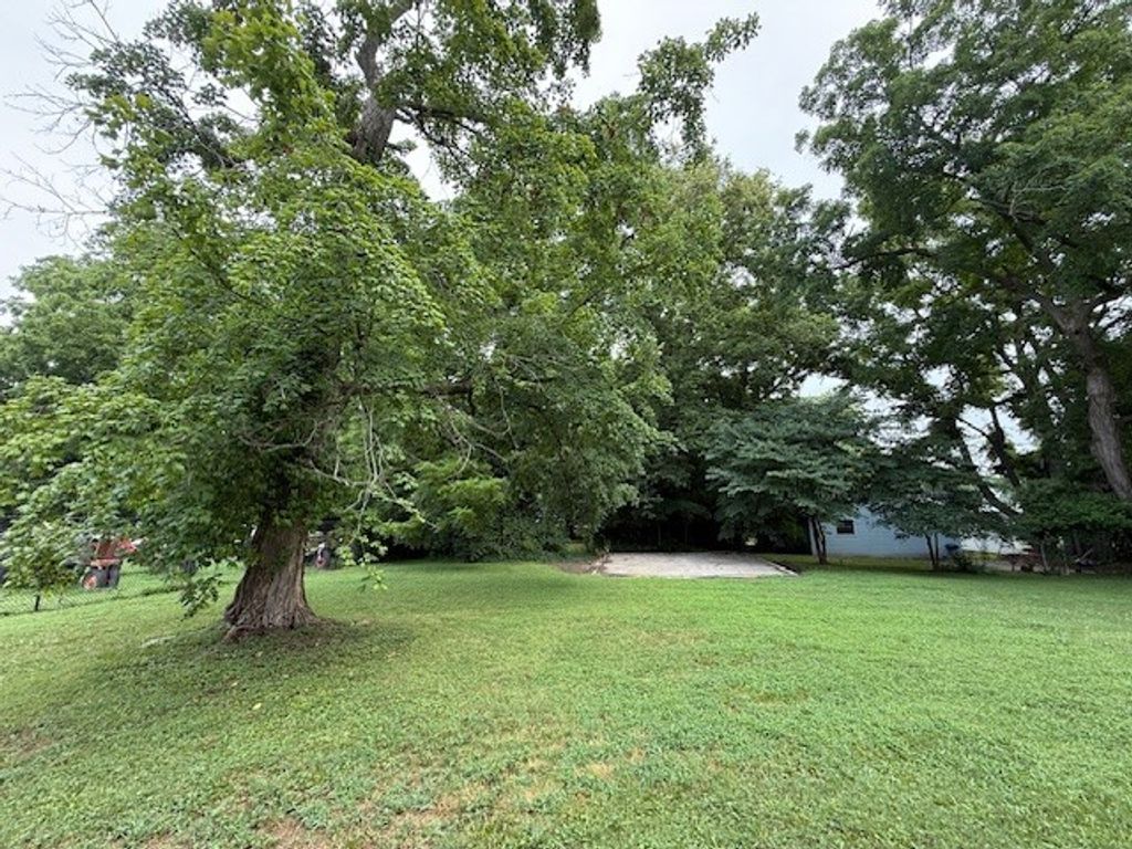 Image 3 of property listing at 716 North Street, Mt Vernon, IL 62864