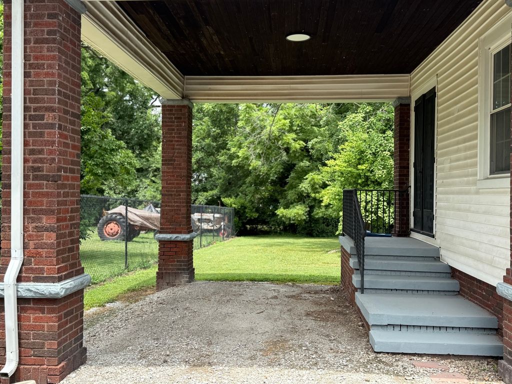 Image 8 of property listing at 716 North Street, Mt Vernon, IL 62864