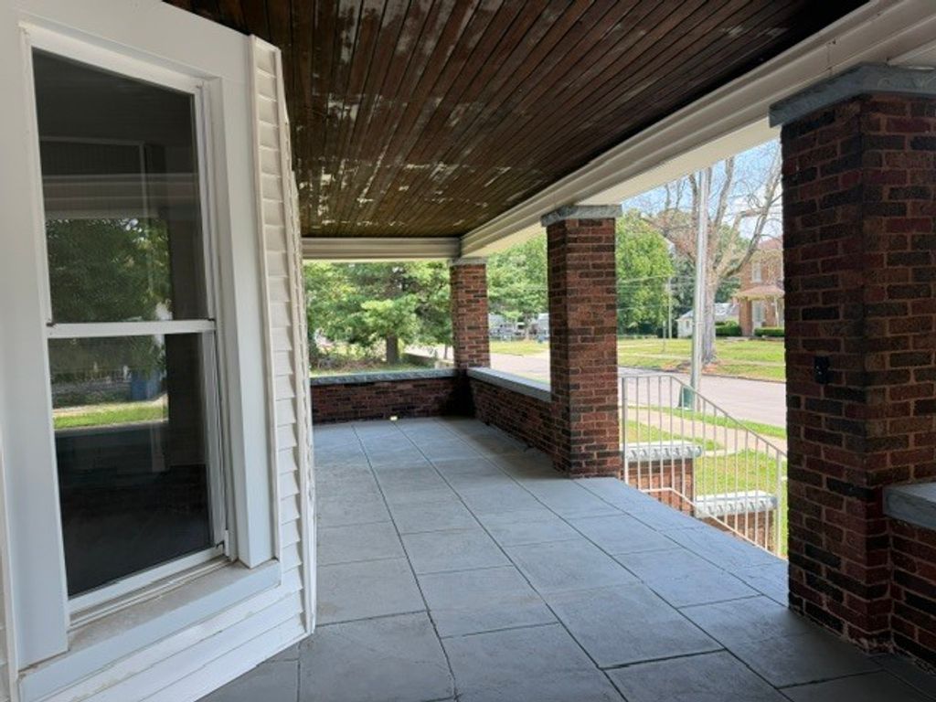 Image 9 of property listing at 716 North Street, Mt Vernon, IL 62864
