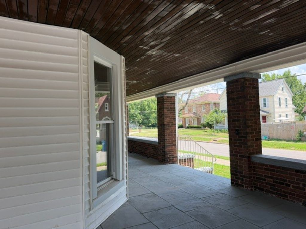 Image 10 of property listing at 716 North Street, Mt Vernon, IL 62864