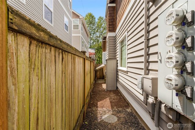 9121 23rd Avenue NE, Seattle, WA 98115