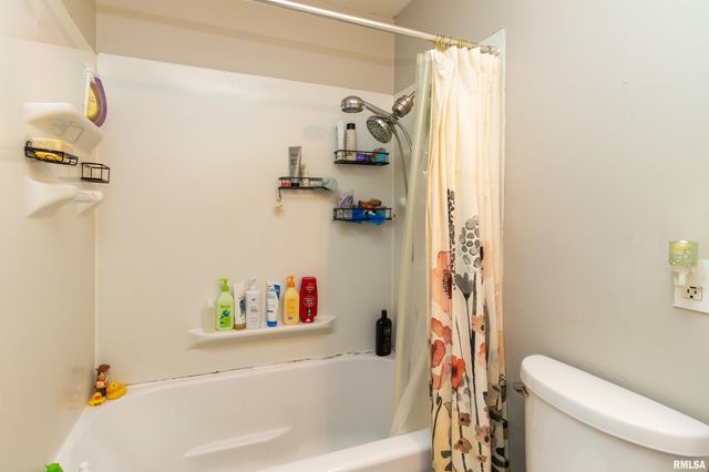 6000 N GRACELAND Drive, Peoria, IL 61614