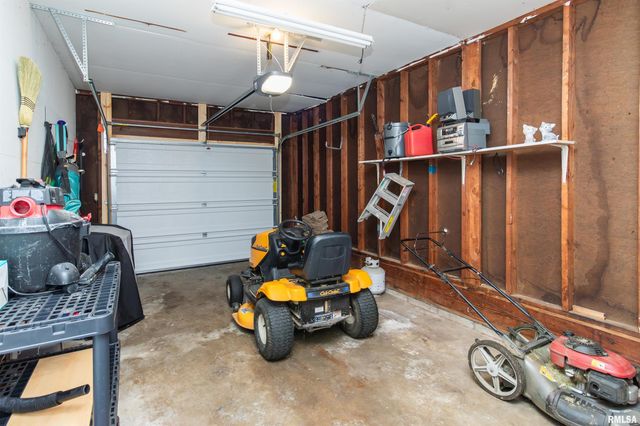 6000 N GRACELAND Drive, Peoria, IL 61614