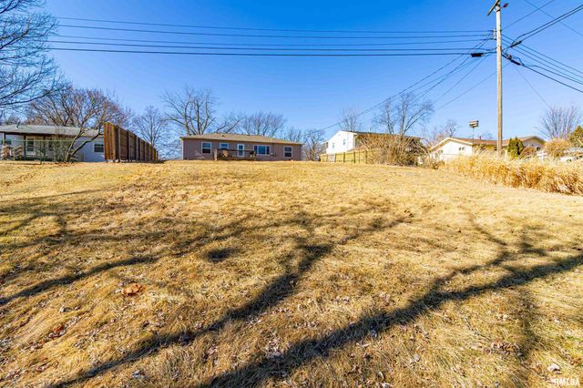 6000 N GRACELAND Drive, Peoria, IL 61614