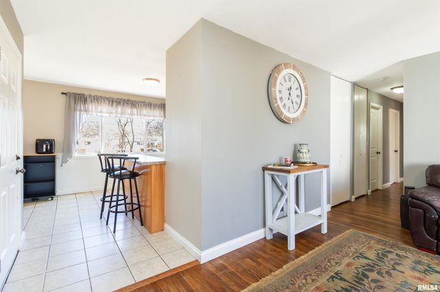 6000 N GRACELAND Drive, Peoria, IL 61614