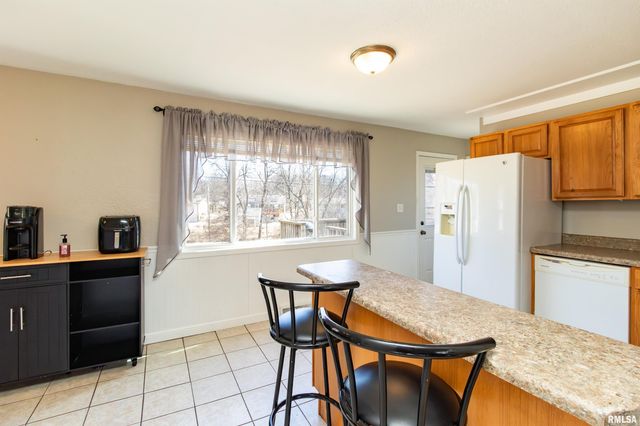 6000 N GRACELAND Drive, Peoria, IL 61614