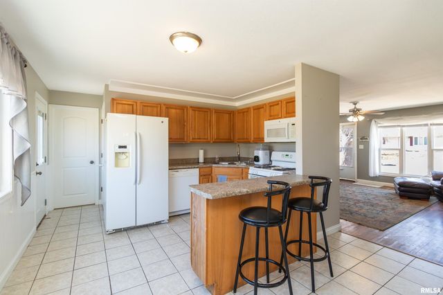 6000 N GRACELAND Drive, Peoria, IL 61614