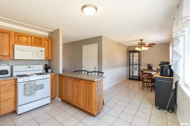 6000 N GRACELAND Drive, Peoria, IL 61614