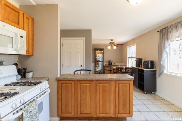 6000 N GRACELAND Drive, Peoria, IL 61614