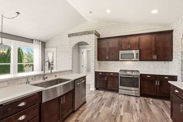 1031 S Kayla Ct, Greenacres, WA 99016