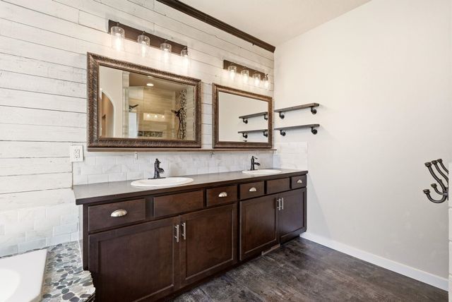 1031 S Kayla Ct, Greenacres, WA 99016