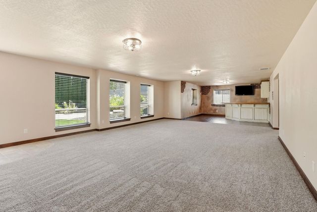 1031 S Kayla Ct, Greenacres, WA 99016