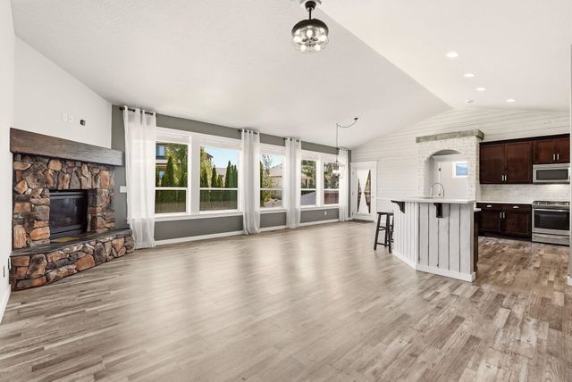 1031 S Kayla Ct, Greenacres, WA 99016