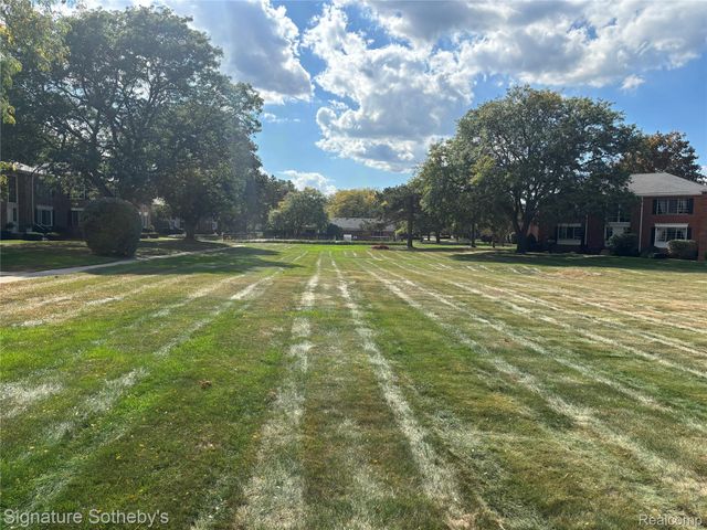 689 E Fox Hills Drive 65, Bloomfield Hills, MI 48304