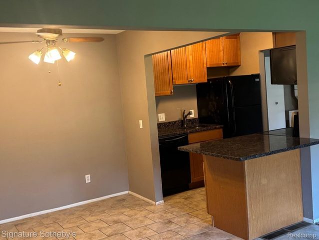 689 E Fox Hills Drive 65, Bloomfield Hills, MI 48304