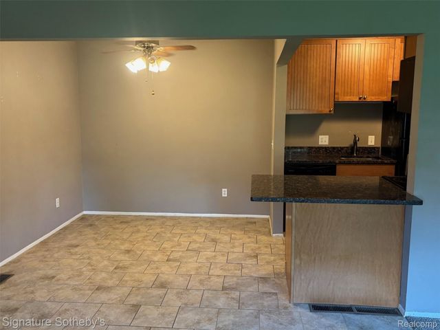 689 E Fox Hills Drive 65, Bloomfield Hills, MI 48304