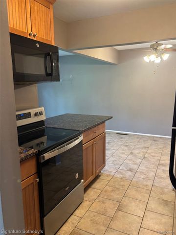 689 E Fox Hills Drive 65, Bloomfield Hills, MI 48304