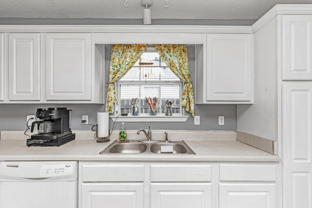 16 Cactus Road, Mary Esther, FL 32569