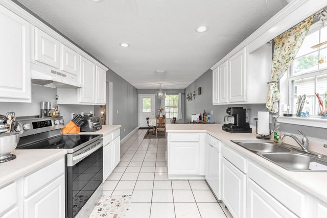 16 Cactus Road, Mary Esther, FL 32569